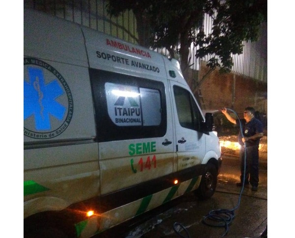 En plena pandemia, ambulancias son desinfectadas apenas con agua