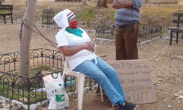 Exfuncionaria se encadena frente a edificio municipal | Radio Regional 660 AM