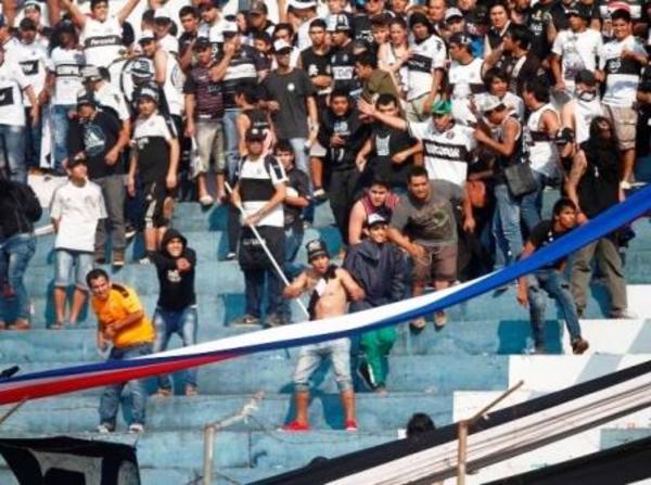 No más banderas con palos en las canchas