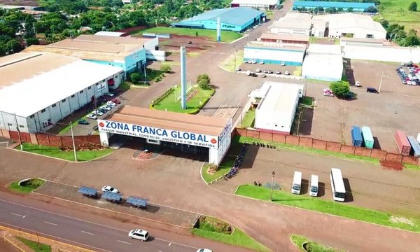 Aduaneros de Zona Franca Global impiden ingreso de máquinas para fábrica local, esperando coimas