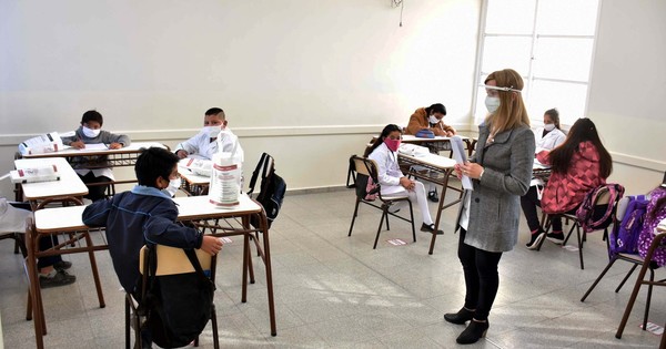 Primer grupo de alumnos regresa a clases en provincia de Argentina