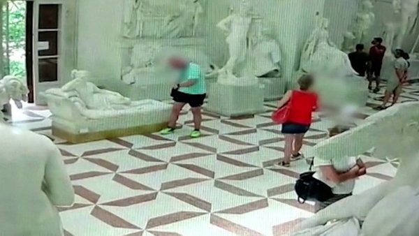Italia: Un turista rompió parte de una escultura de 200 años por posar para una foto