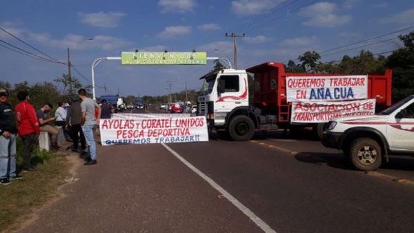 Ayolenses se manifiestan con varios reclamos