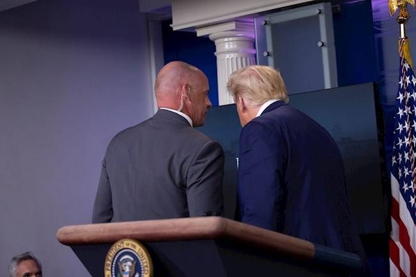 HOY / Sacan a Trump de una rueda de prensa por un tiroteo cerca de la Casa Blanca