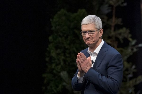 Tim Cook se vuelve multimillonario y lleva a Apple a la cima