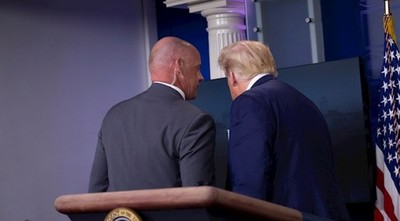 MUNDO | Sacan a Trump de una rueda de prensa por un tiroteo cerca de la Casa Blanca
