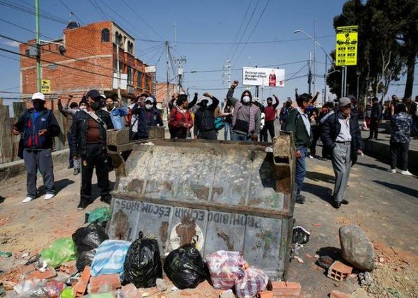Bloqueo de carreteras agudiza crisis sanitaria y amenaza con provocar convulsión social en Bolivia