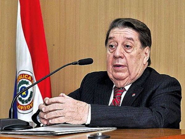 Esposa e hija de ex canciller fueron beneficiadas con tierras fiscales