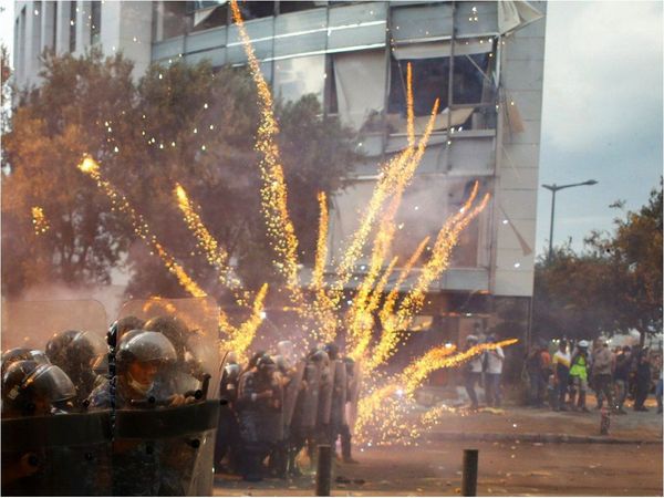 Gobierno libanés renuncia en medio de violentas protestas en Beirut