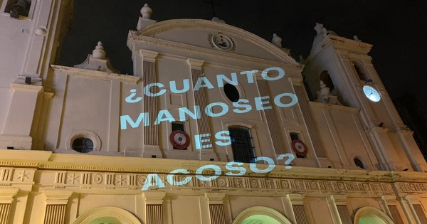 Protestan contra cura absuelto con mensajes contra acoso sexual en la Catedral