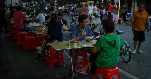 En Wuhan, epicentro de la pandemia, habitantes abandonan la mascarilla