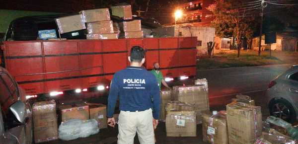 Incautan camión cargado con mercaderías de presunto contrabando