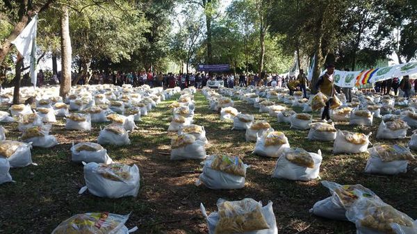 Familias vulnerables recibieron kits de alimentos y frazadas - Nacionales - ABC Color