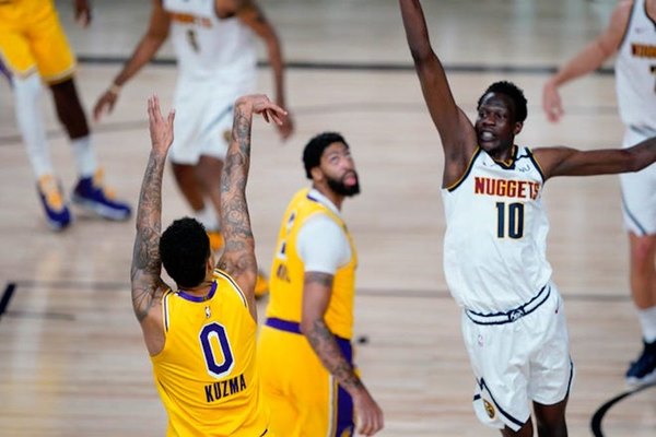 Con un triple decisivo, Kuzma da la victoria a Lakers frente a Nuggets