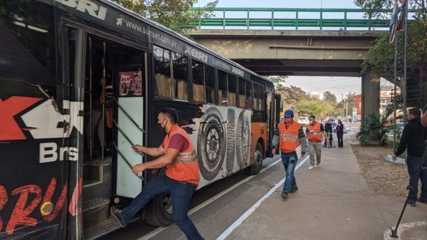 HOY / Controlan que choferes respeten límite de pasajeros parados