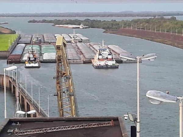 Barcazas comenzaron a navegar rumbo a puertos argentinos - Nacionales - ABC Color