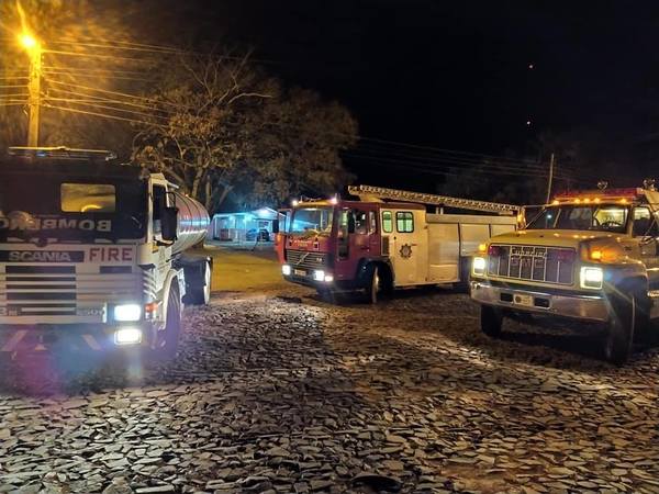 TRABAJO CONJUNTO DE BOMBEROS, LOGRA SOFOCAR INCENDIO FORESTAL