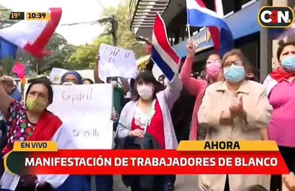 Personal de blanco y funcionarios administrativos de Salud Pública exigen cobro de gratificaciones - C9N