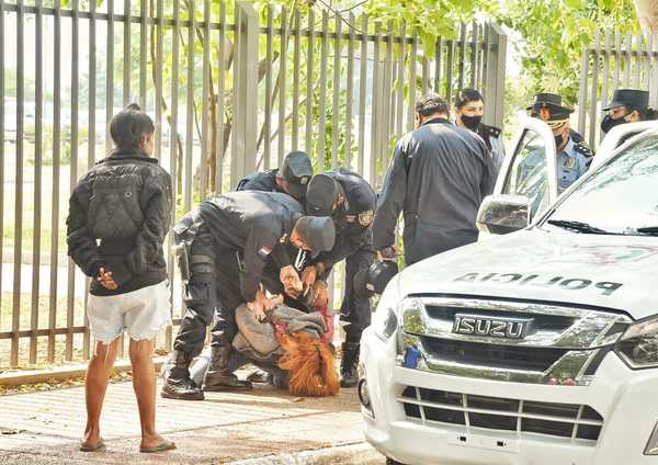 Detienen a dos estudiantes universitarias tras intentar encadenarse frente al Congreso Nacional » Ñanduti