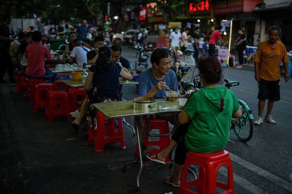 EN WUHAN, EPICENTRO DE LA PANDEMIA, HABITANTES ABANDONAN LA MASCARILLA