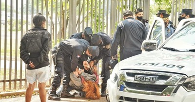Detienen a dos universitarias por intentar encadenarse en reclamo de arancel cero
