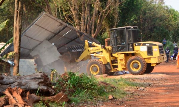 Comuna de CDE recupera espacio público para avanzar con obras en la costanera