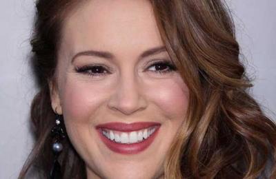 Alyssa Milano cuenta que está perdiendo el pelo por culpa del coronavirus - SNT