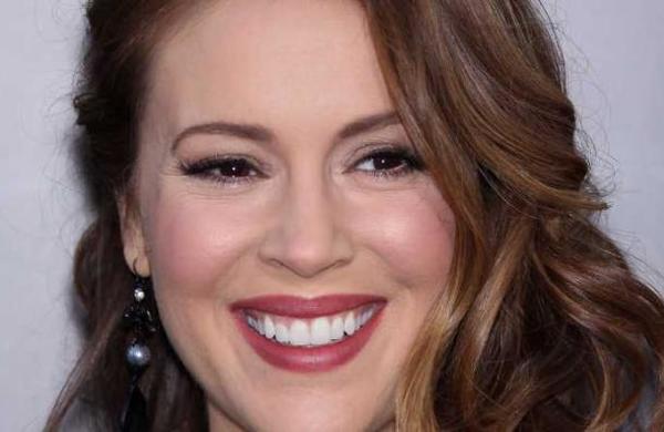 Alyssa Milano cuenta que está perdiendo el pelo por culpa del coronavirus - SNT