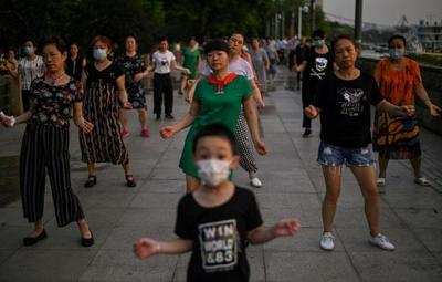En Wuhan dejan de usar mascarillas