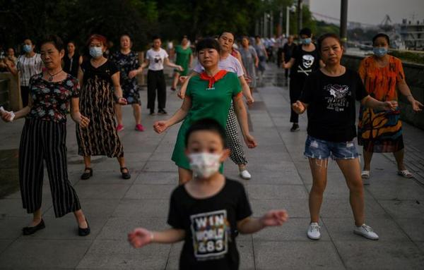 En Wuhan dejan de usar mascarillas