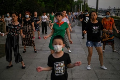 En Wuhan dejan de usar mascarillas