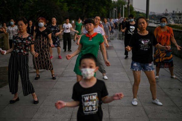 En Wuhan dejan de usar mascarillas