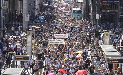 HOY / Miles de personas en Berlín protestan contra restricciones por coronavirus