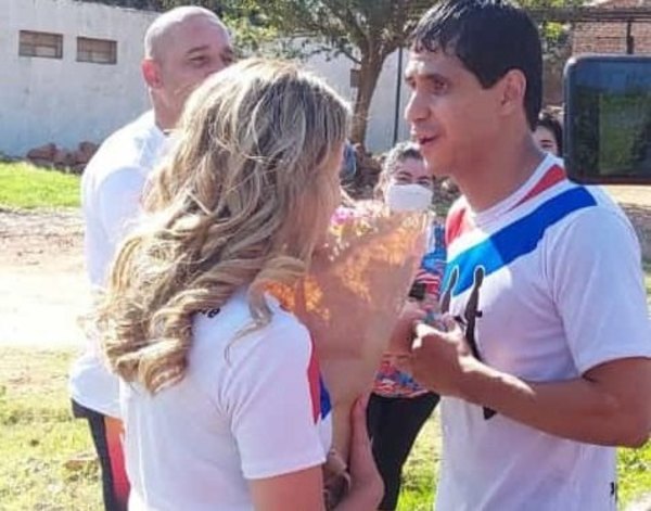 (VIDEO) Recorrió 42 kilómetros para pedirle matrimonio a su novia | Crónica