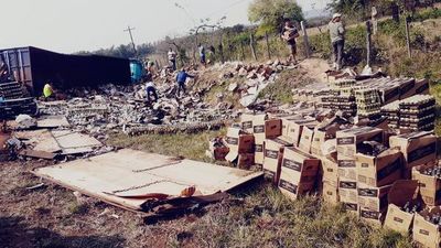 Lamentable desperdicio: Camión volcó y su carga de cerveza se dispersó sobre la ruta Paraguarí-Villarrica