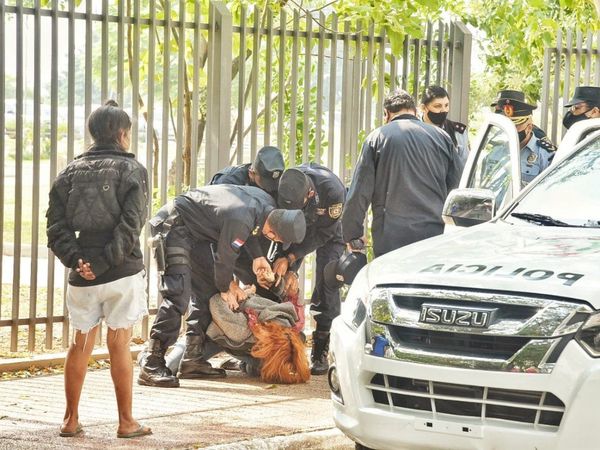 Universitarias lamentan violencia policial tras intentar encadenarse