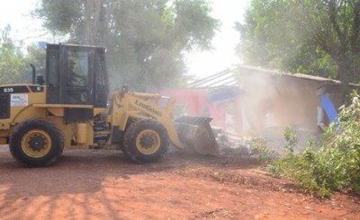 Comuna recupera espacio público para seguir con obras de la costanera