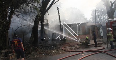 Incendio consumió totalmente precaria vivienda en Fernando de la Mora