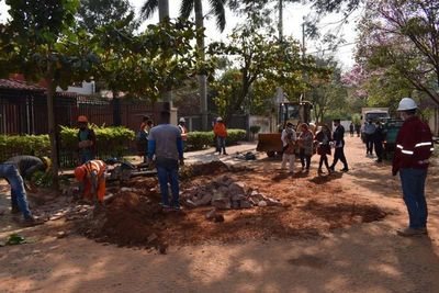 Vecinos denuncian que ANDE les deja en medio de líneas de 23.000 y de 66.000 voltios - Nacionales - ABC Color