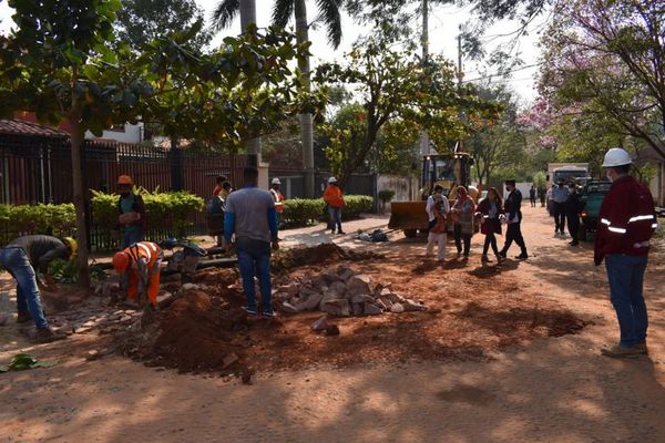 Vecinos denuncian que ANDE les deja en medio de líneas de 23.000 y de 66.000 voltios - Nacionales - ABC Color