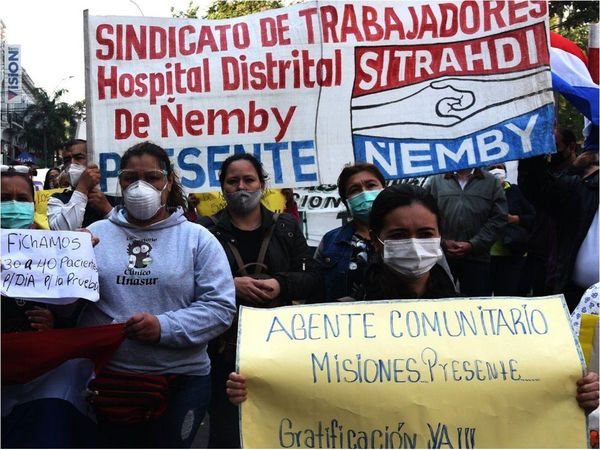 Funcionarios de Salud reclaman pagos y  repudian la corrupción