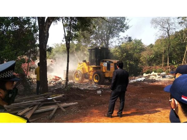 Derriban construcciones irregulares en franja de protección del Acaray