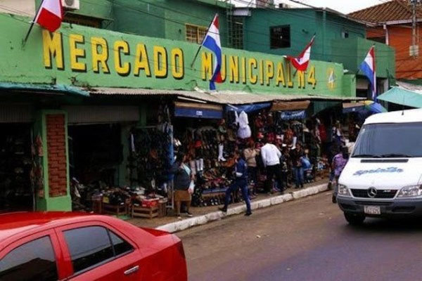 Entre negacionistas del virus y "relajados" están a punto de cerrar el Mercado 4 - ADN Paraguayo
