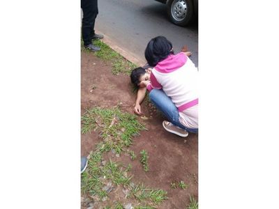 Con su hijo en brazos cayó del micro y murió