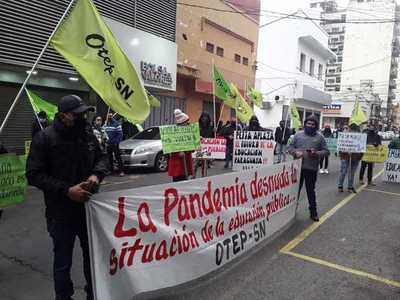 Docentes se manifiestan reclamando la falta de gestión de Mario Abdo: "La educación esta agonizando en sus manos" » Ñanduti