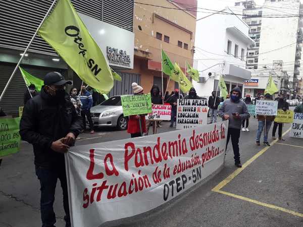 Docentes se manifiestan reclamando la falta de gestión de Mario Abdo: "La educación esta agonizando en sus manos" » Ñanduti