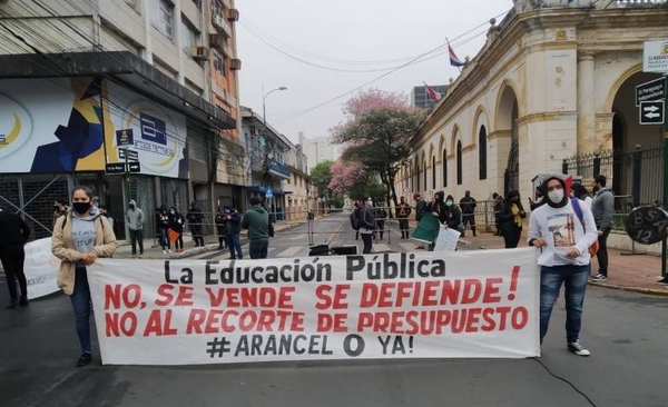 HOY / Salen a protestar enfermeras, docentes, estudiantes y familiares de policías