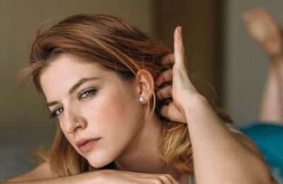 Artista plástica pide disculpas a travesti