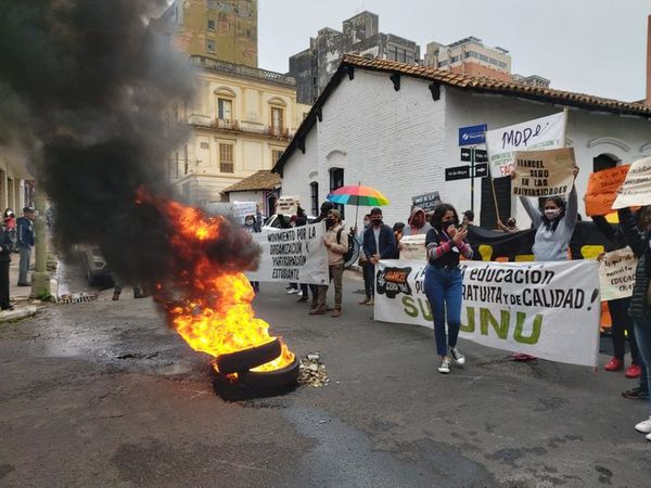 Estudiantes universitarios queman cubiertas en reclamo de arancel cero - Nacionales - ABC Color