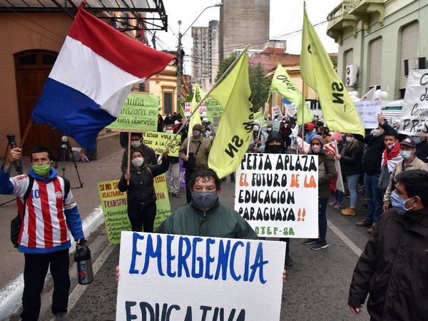 Covid-19: Protesta de docentes, enfermeros y familiares de policías frente a Hacienda